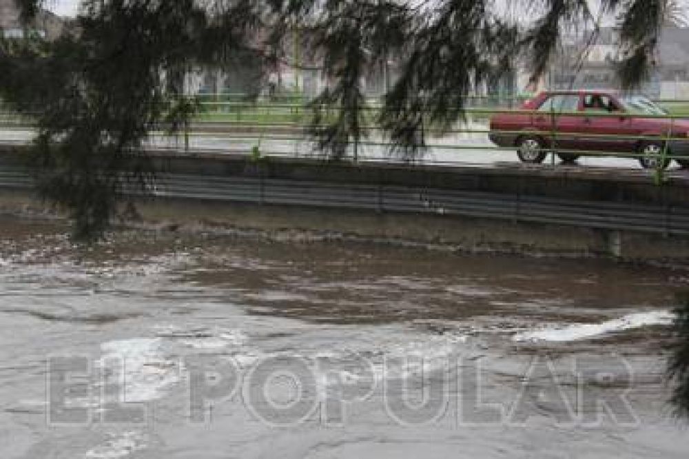 Vigilia en la crecida del arroyo Tapalqu�