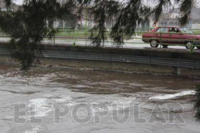 Vigilia en la crecida del arroyo Tapalqu�