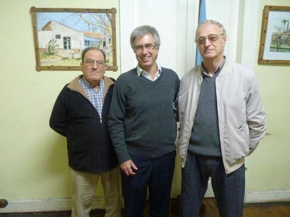Armend�riz entreg� aporte para el cielorraso del Centro Mitre