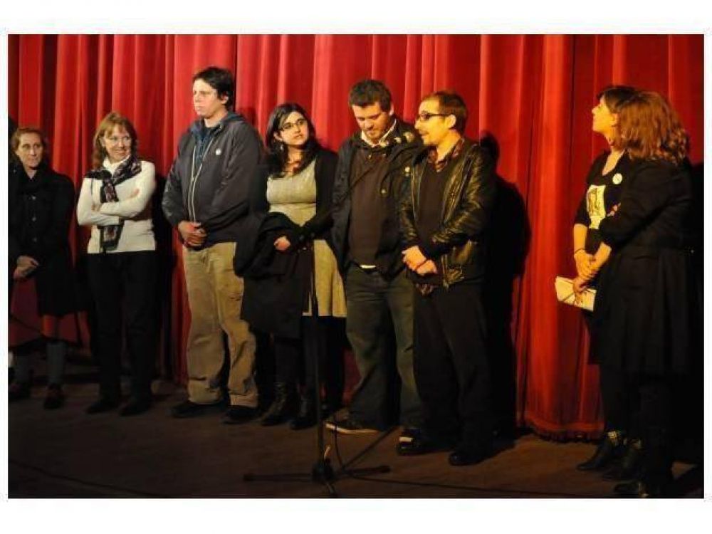 Nietos recuperados acompa�aron la apertura de Teatro por la Identidad
