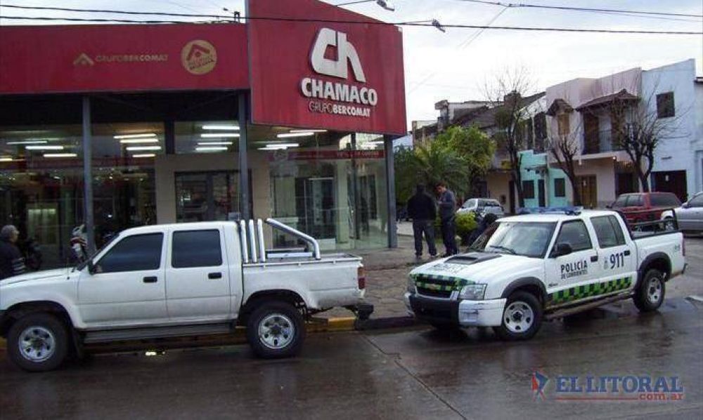 En plena lluvia torrencial ingresaron a un comercio y robaron dinero y cheques