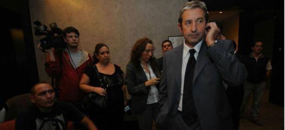 Cobos intriga en el Senado y sue�a una interna con Binner