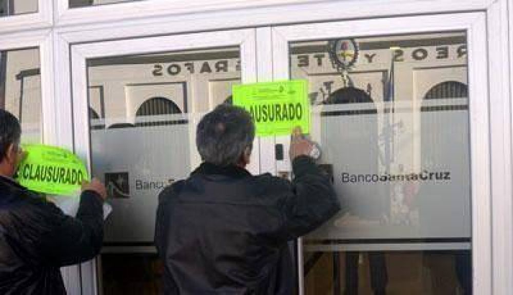 El papel�n del Banco Santa Cruz: Fue clausurado en Comodoro por no tener los papeles en regla