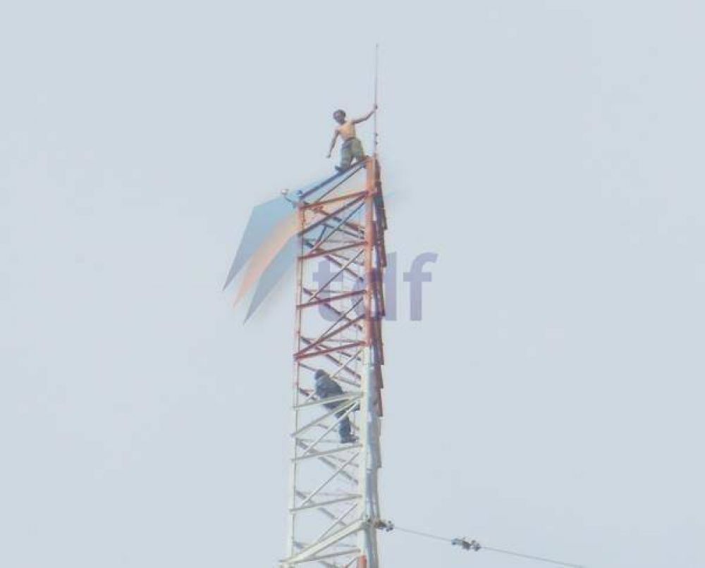 Horas de tensin con un joven subido a la cima de la antena de Radio Nacional Destacado
