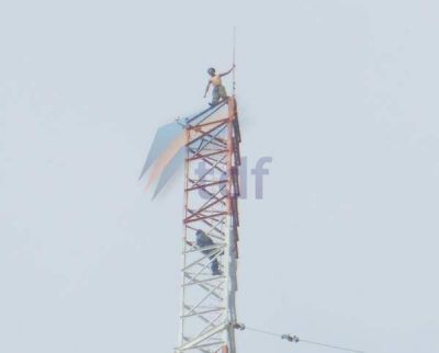 Horas de tensi�n con un joven subido a la cima de la antena de Radio Nacional Destacado