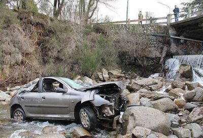 Un auto cay� en el arroyo Las Piedritas
