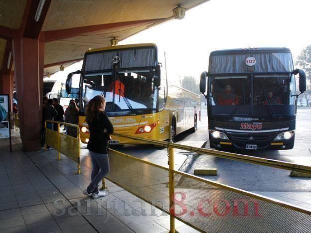 Escaso movimiento en la terminal de omnibus por el fin de semana largo