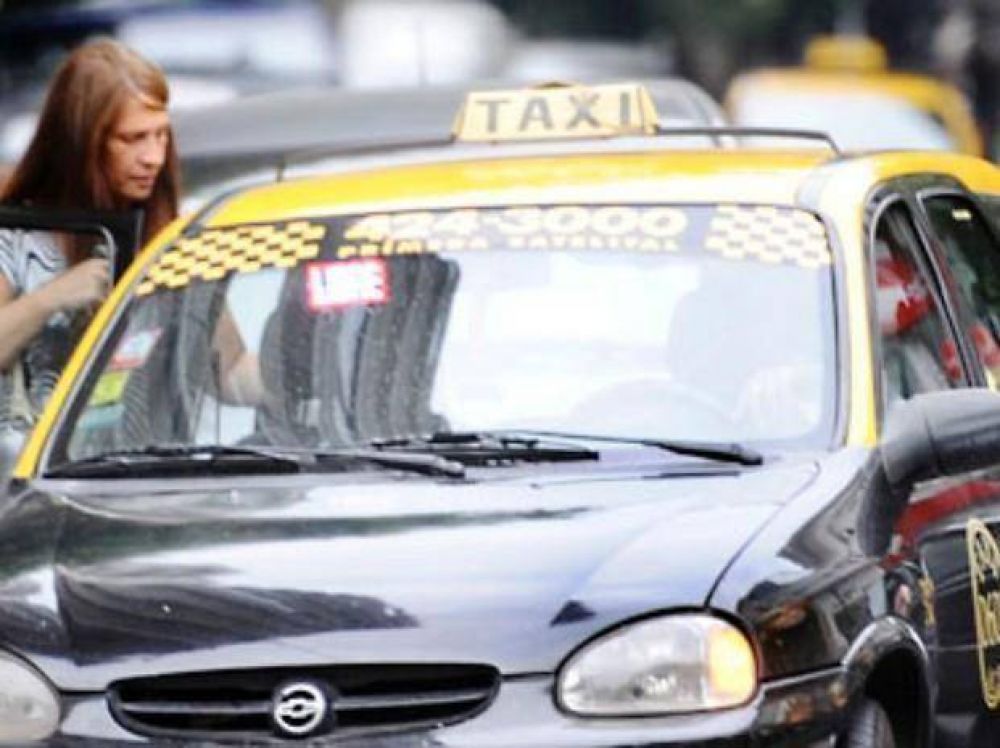 Quieren que se avance con el uso de la tarjeta sin contacto en los taxis