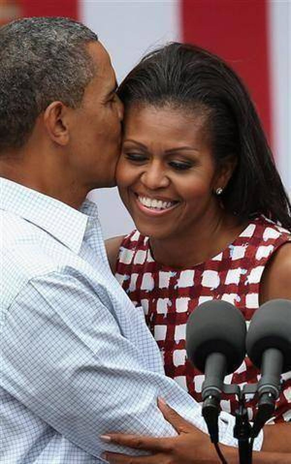 Michelle apela a su popularidad para apuntalar a Obama