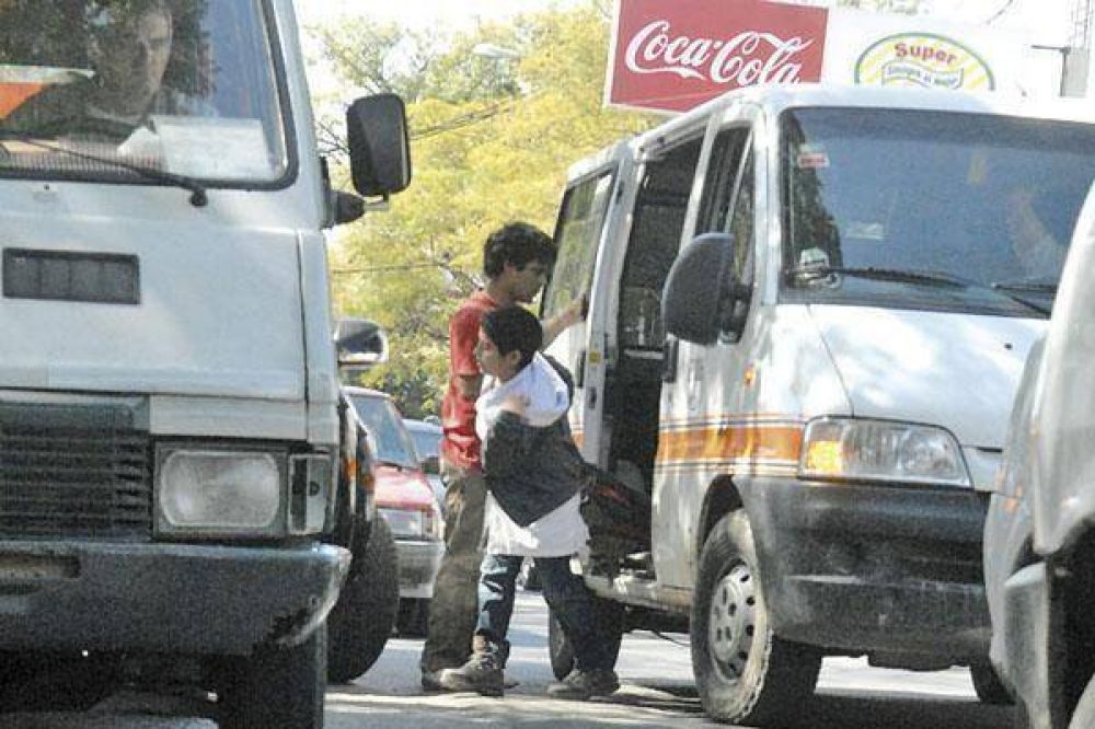 Propietarios de combis denuncian la actividad ilegal