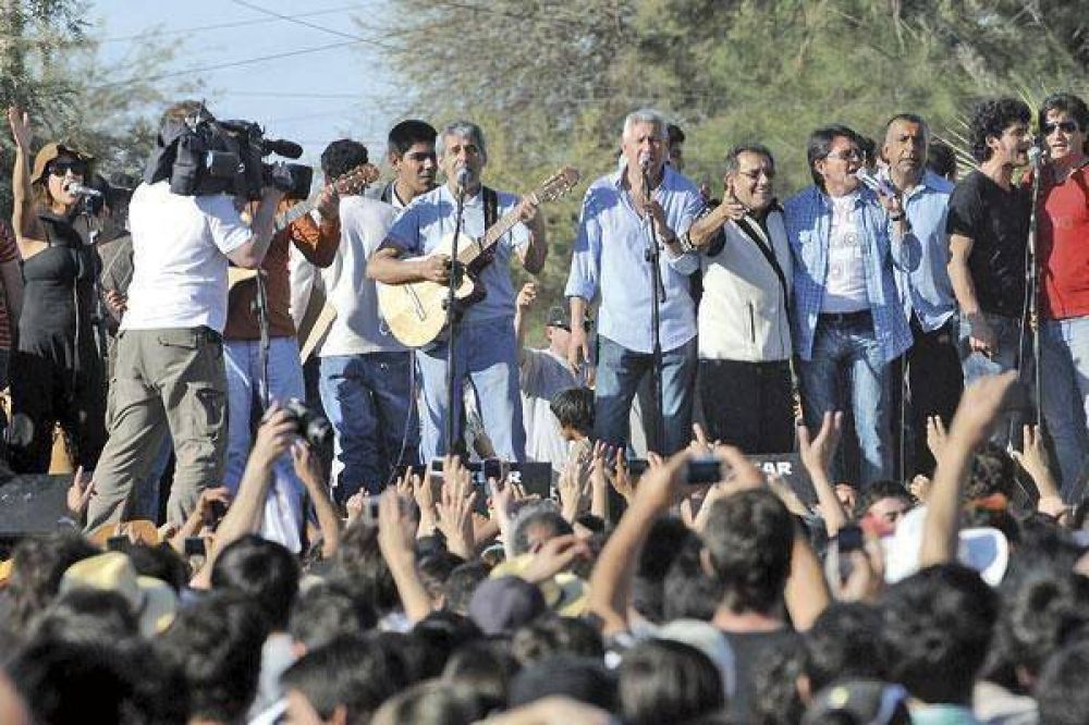 M�s de 20 mil personas disfrutaron de un d�a de chacareras en la fiesta de los Carabajal