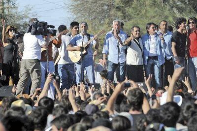 M�s de 20 mil personas disfrutaron de un d�a de chacareras en la fiesta de los Carabajal