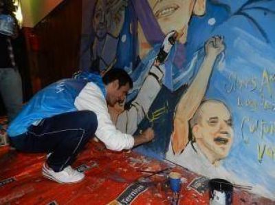 Sebasti�n Crismanich pint� un mural con artistas quilme�os