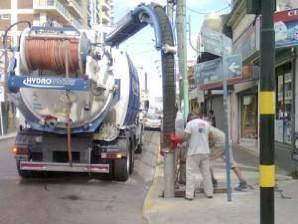 Intensifican las tareas de limpieza en los desag�es de Lomas Oeste