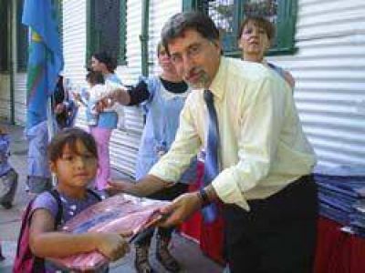  La Comuna entreg� guardapolvos y �tiles escolares 