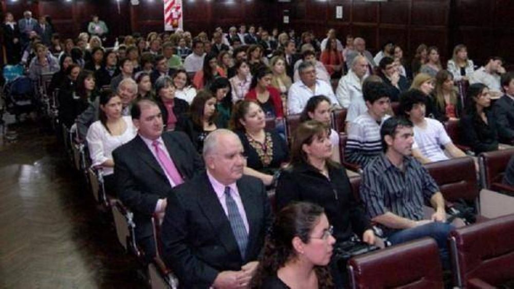 Reconocimiento a profesionales en el 90� aniversario del Colegio de Contadores  