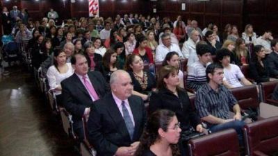 Reconocimiento a profesionales en el 90� aniversario del Colegio de Contadores  