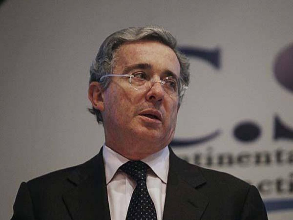 Seg�n Uribe, Santos negocia con FARC en Cuba
