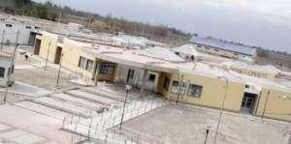 En el hospital pocitano empezaron a poner los muebles y aparatos