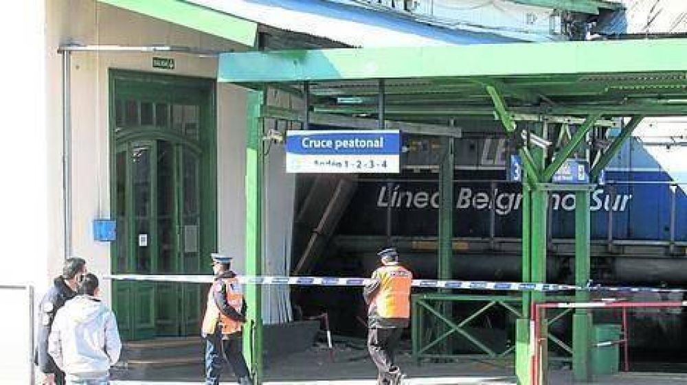Belgrano Sur: descarril� un tren y destroz� el bar de una estaci�n