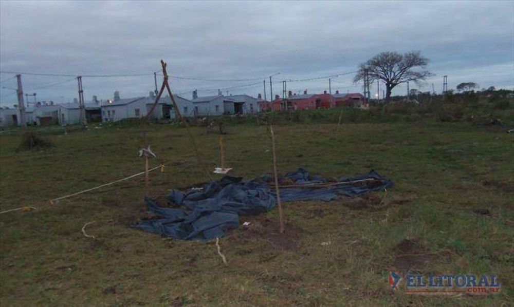 Tras la tormenta, okupas reparan sus carpas mientras esperan a las censistas