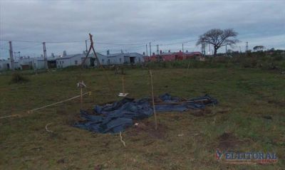 Tras la tormenta, okupas reparan sus carpas mientras esperan a las censistas