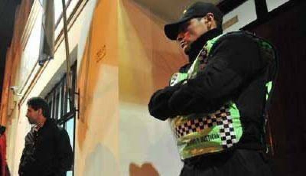 En Conflicto: Los polic�as de Chubut se autoconvocaron y est�n con retenci�n de servicios
