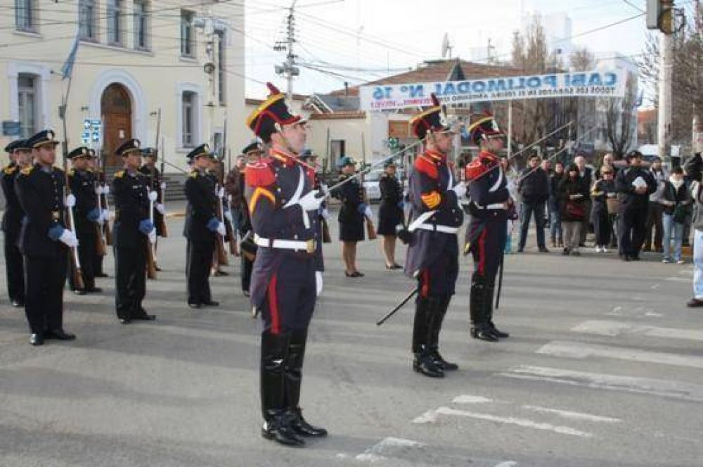 Granaderos engalanaron el acto de izamiento