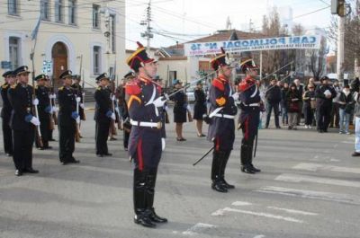 Granaderos engalanaron el acto de izamiento