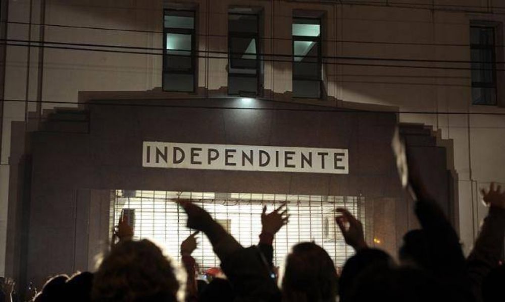  Arrojaron una bomba molotov en la sede de Independiente y un polic�a result� herido