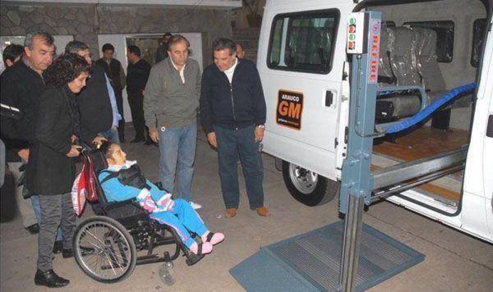 El Gobernador entreg� combi para personas con discapacidad motriz