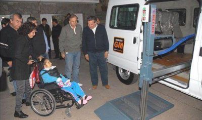 El Gobernador entreg� combi para personas con discapacidad motriz