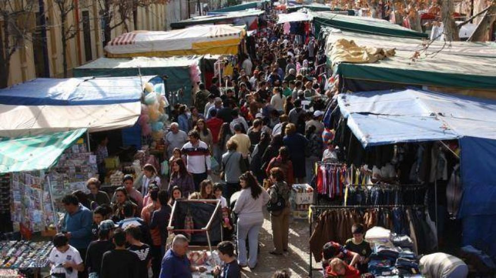 Una fiesta popular para rezar y comprar barato