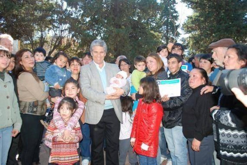 El Gobernador preadjudic� viviendas en Villa de la Quebrada y lanz� el Plan Solidaridad