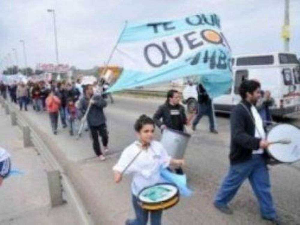Vecinos de Quequ�n pidieron su autonom�a municipal y cortaron la Ruta 2