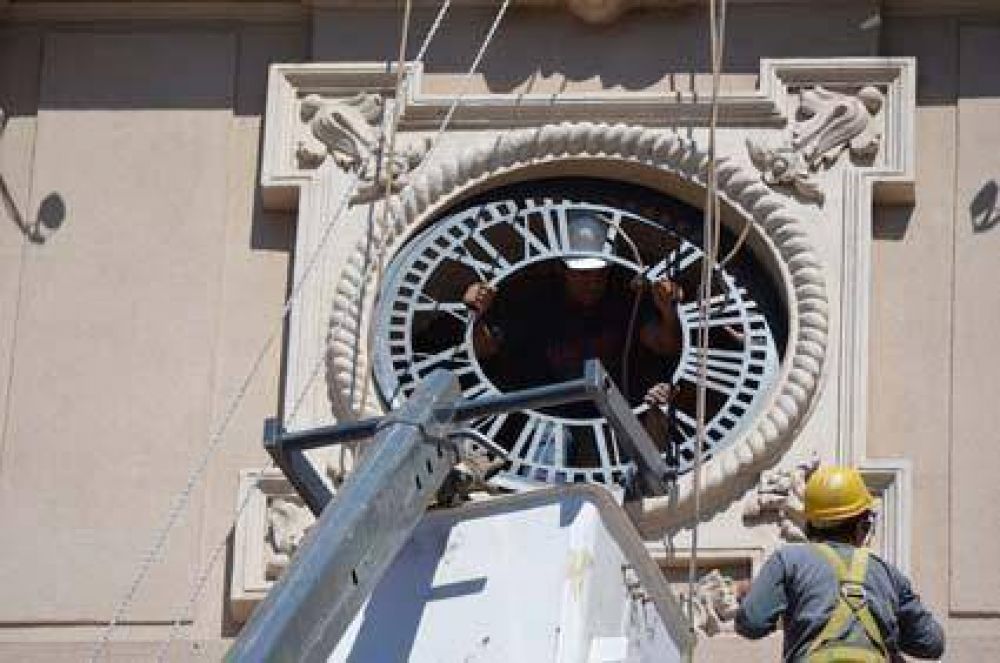 Iniciaron instalaci�n de un reloj  En la fachada de Casa de Gobierno 