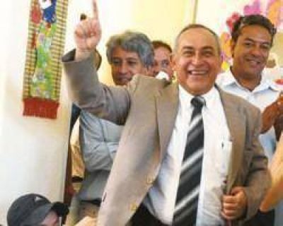 Vecinos de la Villa Observatorio echaron del festejo del D�a del Ni�o al intendente Tello