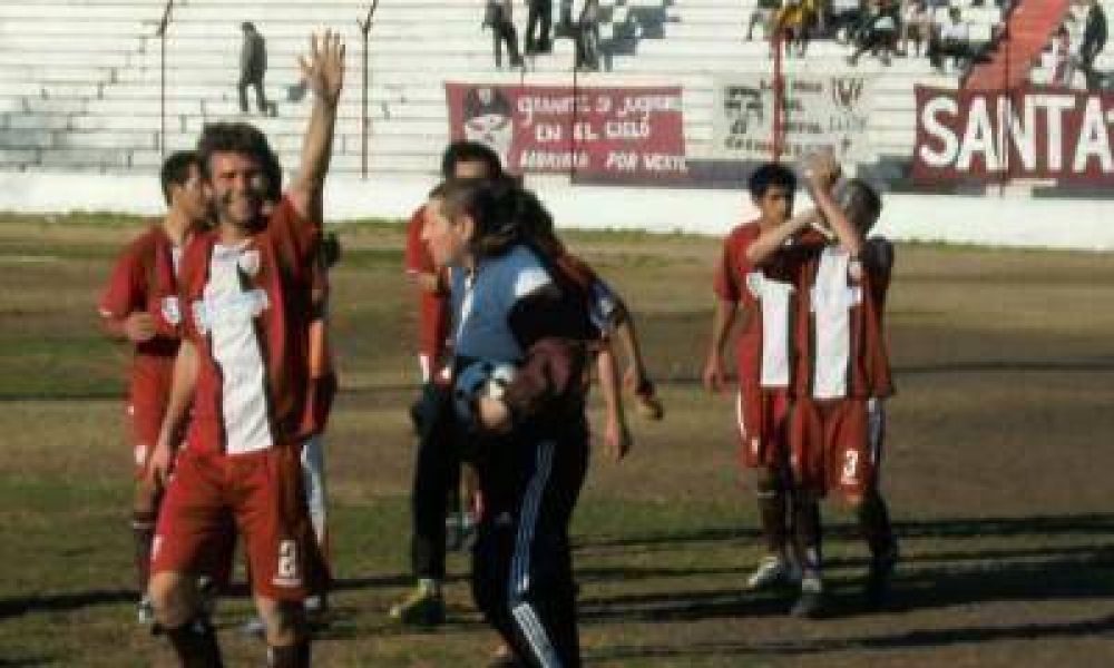 El inicio del torneo Clausura del f�tbol local termin� con dos partidos a las trompadas