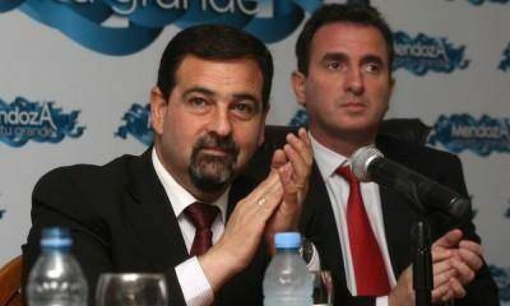 Apretada definici�n de un proyecto para que P�rez denuncie a Cristina