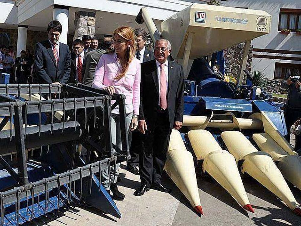 Fellner y Debora Giorgi destacaron la iniciativa de fabricar cosechadoras agr�colas en Jujuy.
