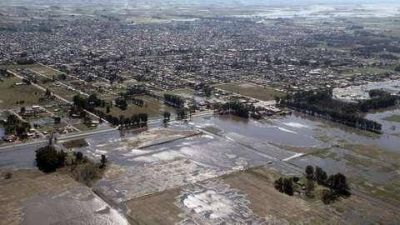 BAJ� EL AGUA EN LA CIUDAD, PERO COMENZ� LA VIGILIA