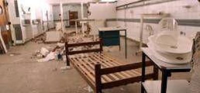 El abandono vive en el viejo Hospital Clemente Alvarez 