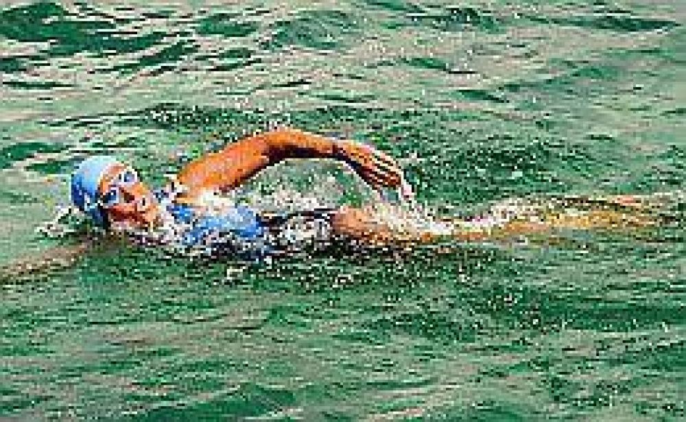 A los 63 a�os, cruza a nado desde EEUU hacia Cuba