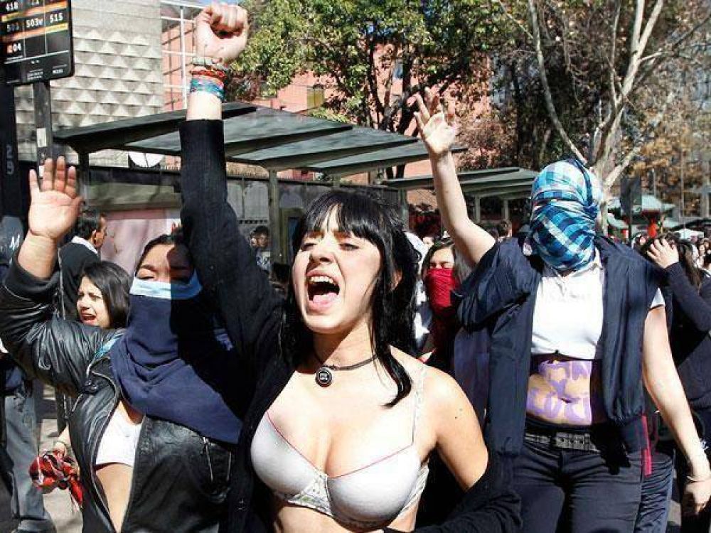 Chile: estudiantes se sacaron la ropa al protestar