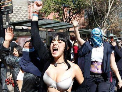 Chile: estudiantes se sacaron la ropa al protestar