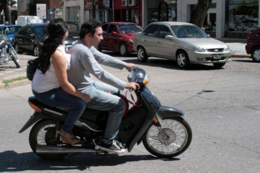 Modifican el proyecto para prohibir venta de naftas a motociclistas sin casco