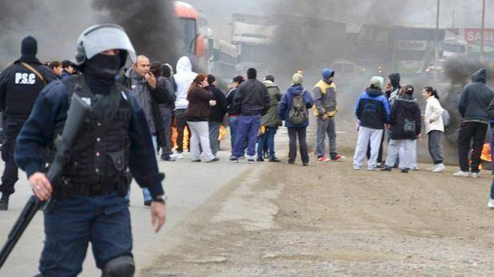 Cooperativistas cortaron la ruta en Caleta y de inmediato apareci� la plata