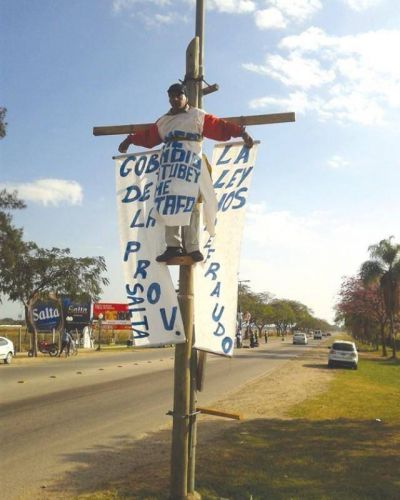 Ex empleados de Energ�a se crucificaron para que les paguen sus acciones