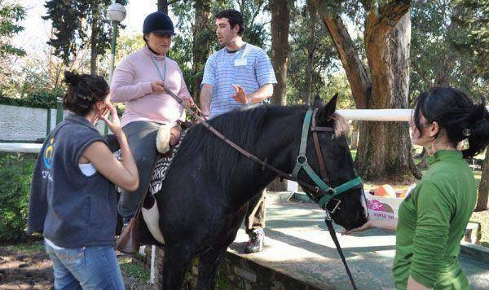 Equinoterapia: rehabilitan con caballos a pacientes autistas y discapacitados