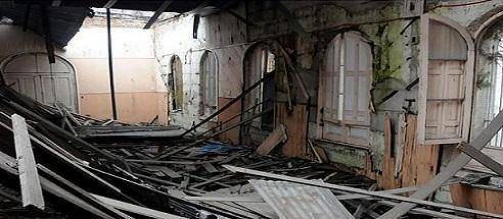 El bruerismo pide 'echar' al segundo de Arl�a por el derrumbe en la iglesia